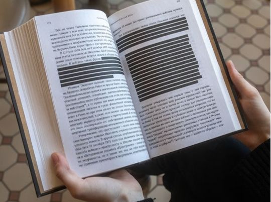 У&nbsp;росії почали закреслювати тексти в&nbsp;книжках: під цензуру потрапила навіть класика