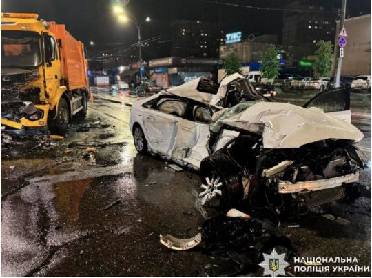 Моторошна аварія в Києві: легковик вилетів на зустрічну смугу та врізалася у вантажівку