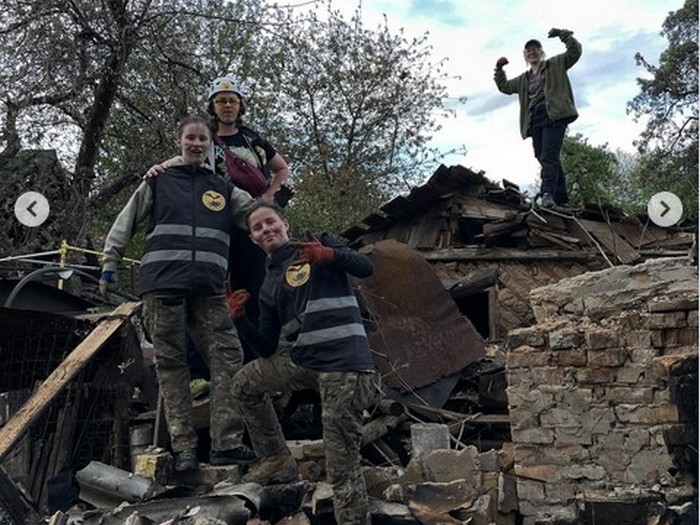 «Після влучання „Шахеда“ з-під завалів ми витягли десь 15 собак і котів»: волонтери спільноти «Київські кажани» допомагають постраждалим людям