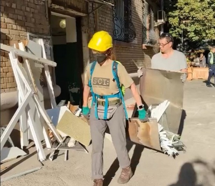 «Після влучання „Шахеда“ з-під завалів ми витягли десь 15 собак і котів»: волонтери спільноти «Київські кажани» допомагають постраждалим людям